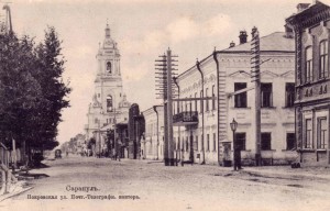 Большая Покровская улица и колокольня Петропавловский церкви